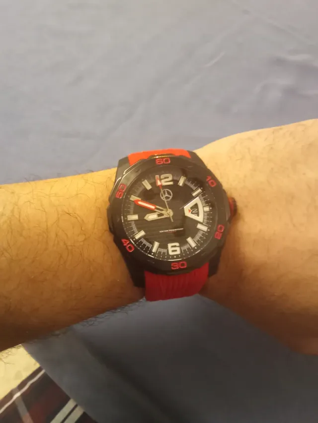 Reloj Mercedes-Benz Negro y Rojo