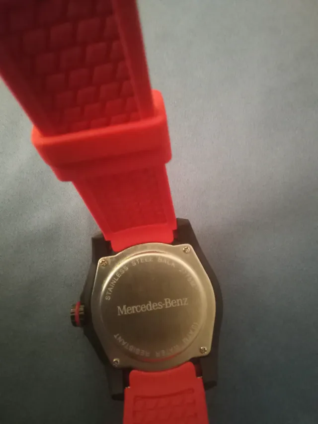 Reloj Mercedes-Benz Negro y Rojo