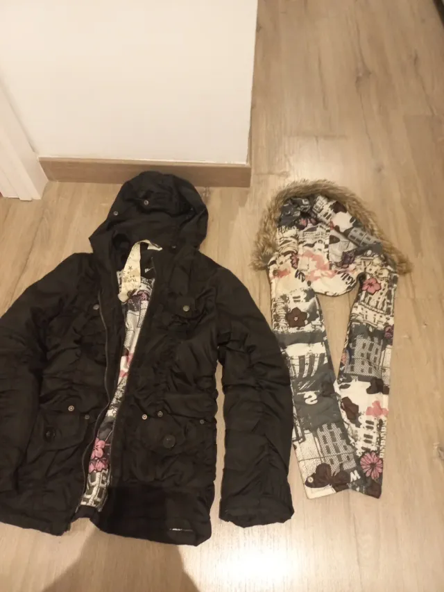 Chaqueta Desigual negra con capucha