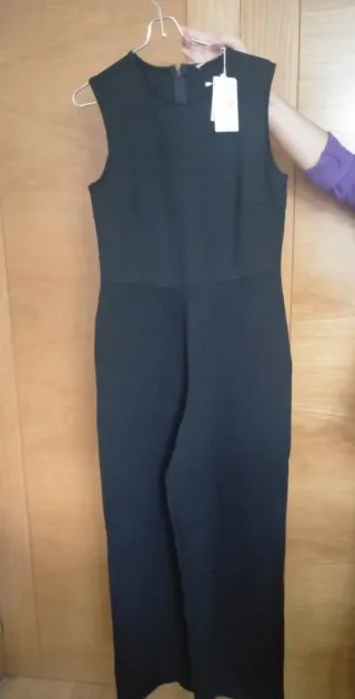 Mono negro con etiqueta