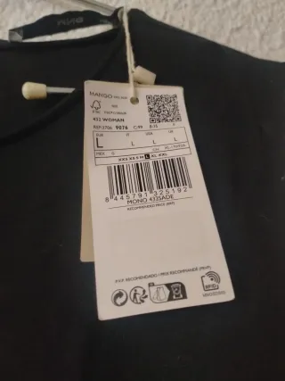 Mono negro con etiqueta