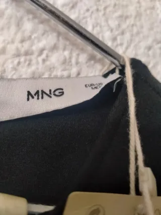 Mono negro con etiqueta