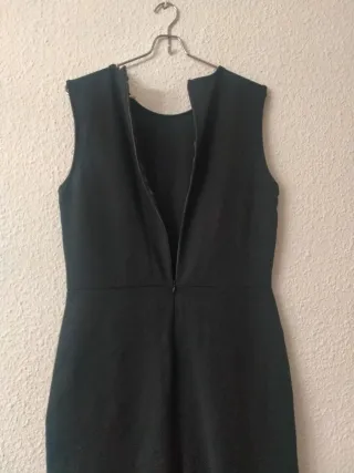 Mono negro con etiqueta