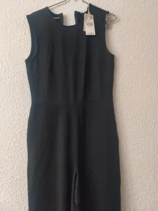 Mono negro con etiqueta