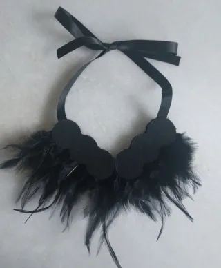 Collana piume e perline argentate