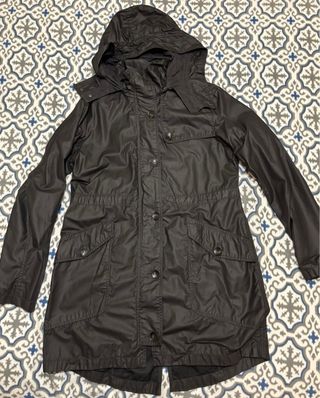 Gabardina negra c/ capucha T 46 Italia. Mujer.