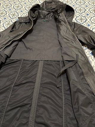 Gabardina negra c/ capucha T 46 Italia. Mujer.