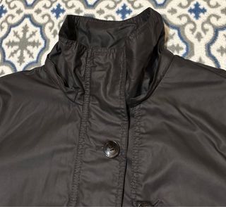 Gabardina negra c/ capucha T 46 Italia. Mujer.