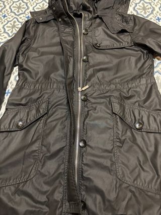 Gabardina negra c/ capucha T 46 Italia. Mujer.