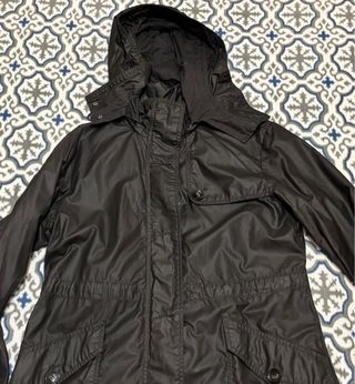 Gabardina negra c/ capucha T 46 Italia. Mujer.