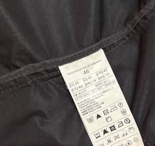 Gabardina negra c/ capucha T 46 Italia. Mujer.