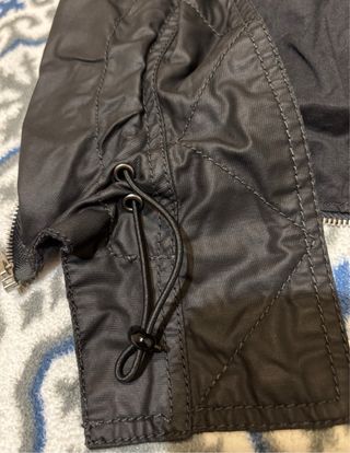 Gabardina negra c/ capucha T 46 Italia. Mujer.