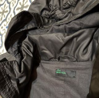 Gabardina negra c/ capucha T 46 Italia. Mujer.