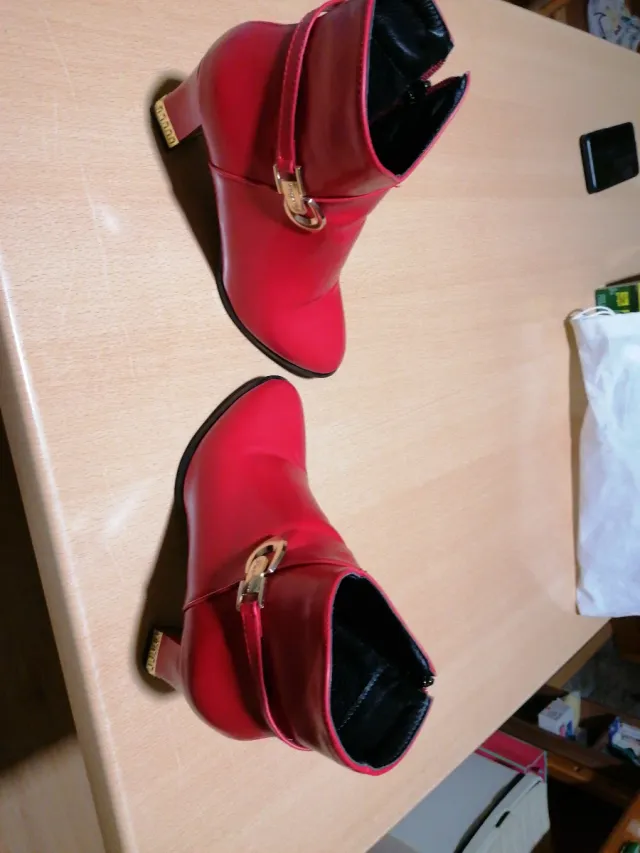 Botines rojos con hebilla dorada