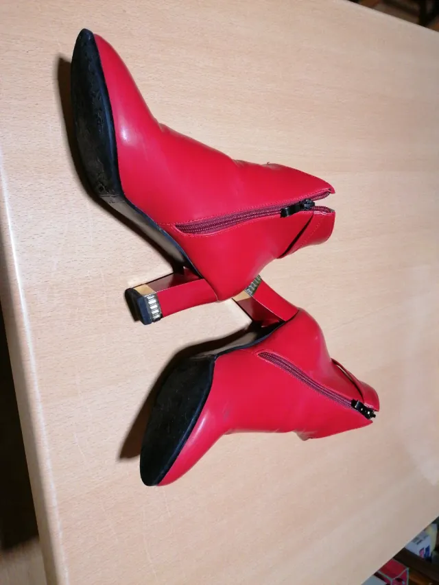 Botines rojos con hebilla dorada