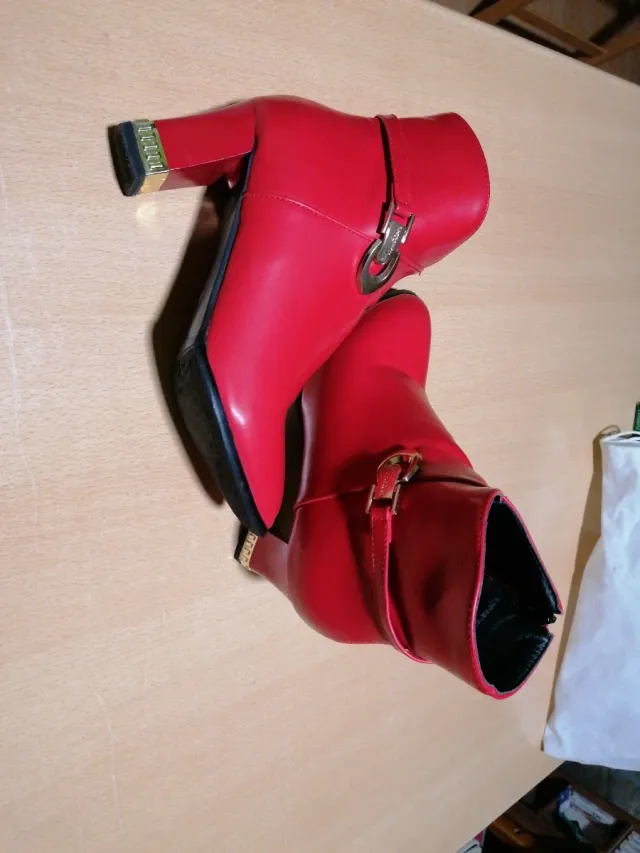 Botines rojos con hebilla dorada