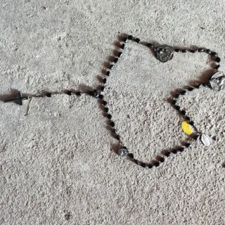 Rosario antiguo con medallas