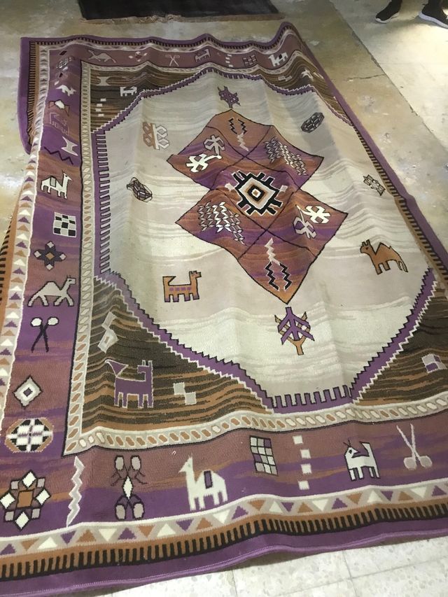 Alfombra de lana beige y morada