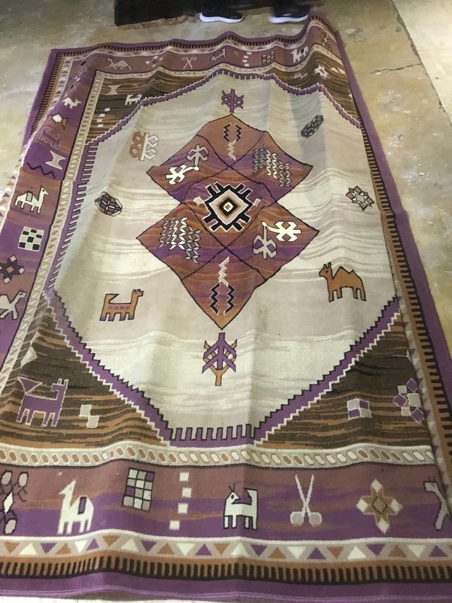 Alfombra de lana beige y morada