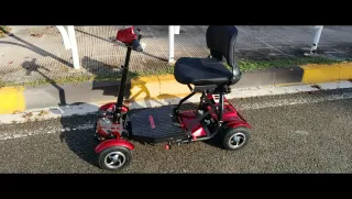 Scooter eléctrica plegable roja
