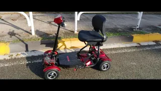 Scooter eléctrica plegable roja