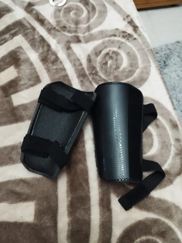 Espinilleras deportivas negras