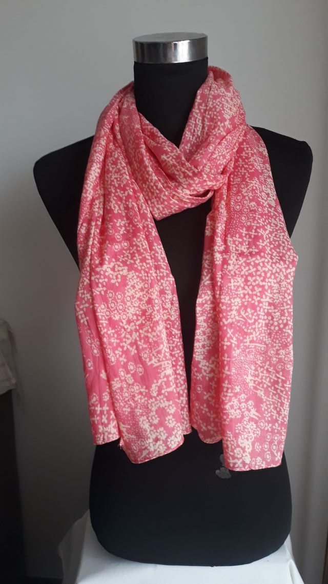 Pañuelo Guillermina Baeza rosa y blanco