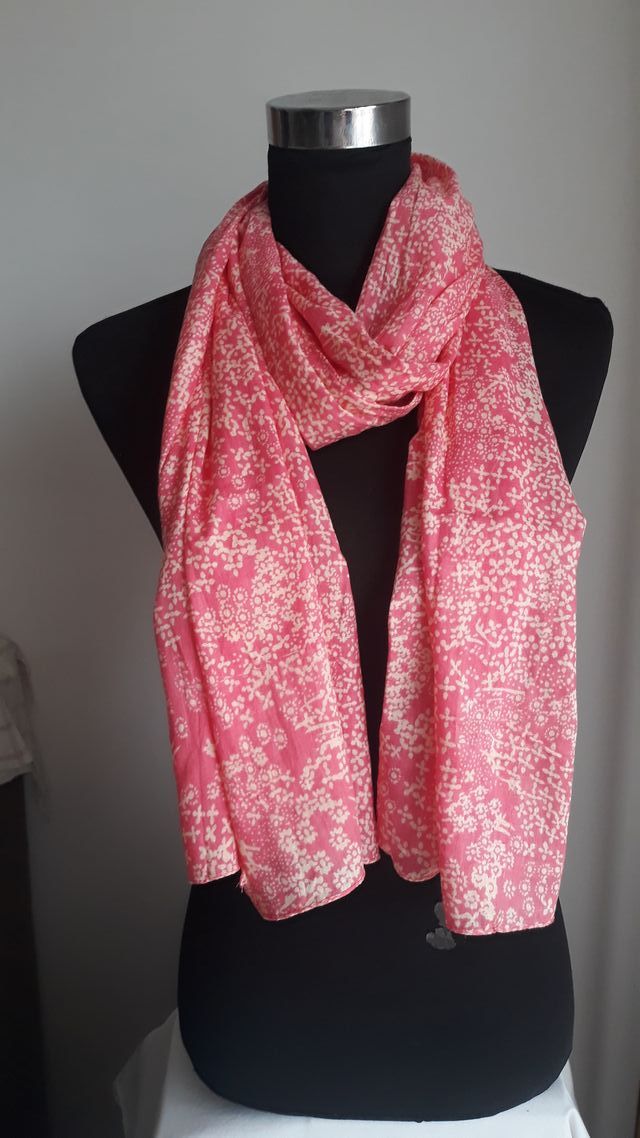 Pañuelo Guillermina Baeza rosa y blanco