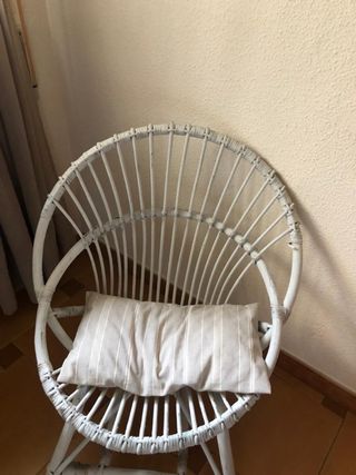 Butaca de mimbre pintada en blanco