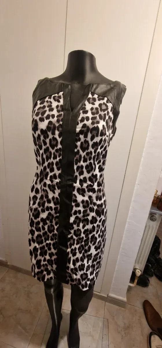 Vestido estampado leopardo y cuero