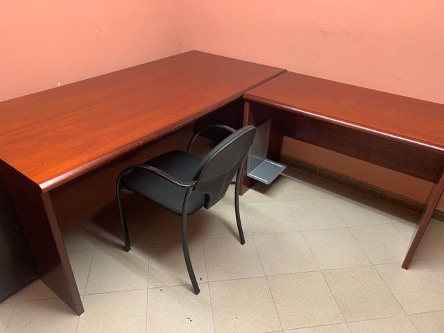 Conjunto oficina: 2 mesas de caoba + silla negra