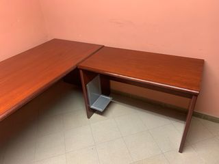 Conjunto oficina: 2 mesas de caoba + silla negra