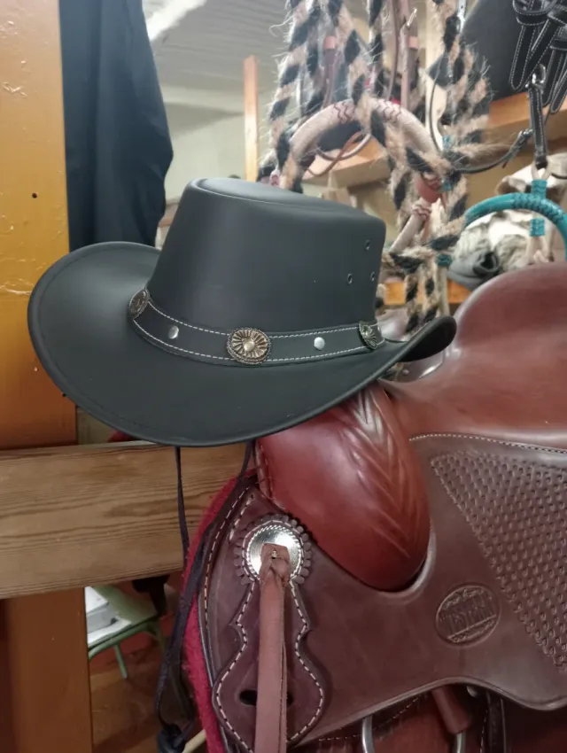 Sombrero australiano de cuero negro