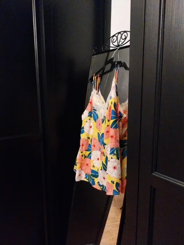 Lote 2 tops: bianco floreale in pizzo e crop top bianco