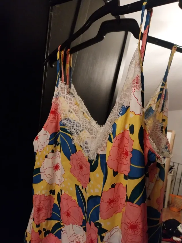 Lote 2 tops: bianco floreale in pizzo e crop top bianco