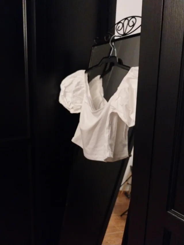 Lote 2 tops: bianco floreale in pizzo e crop top bianco