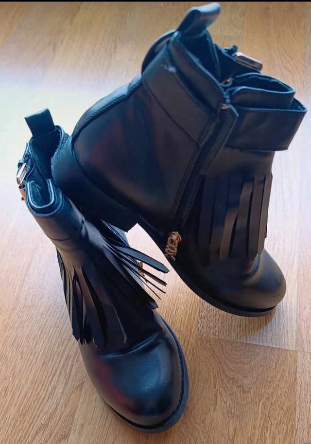 Botines XTI negros con flecos