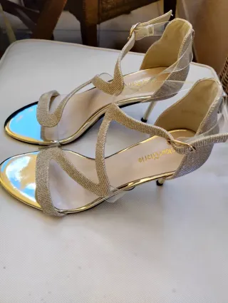 Zapatos de tacón dorados con tiras