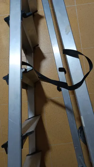 Escalera metálica doméstica plegable