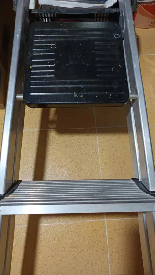 Escalera metálica doméstica plegable