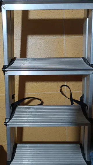 Escalera metálica doméstica plegable