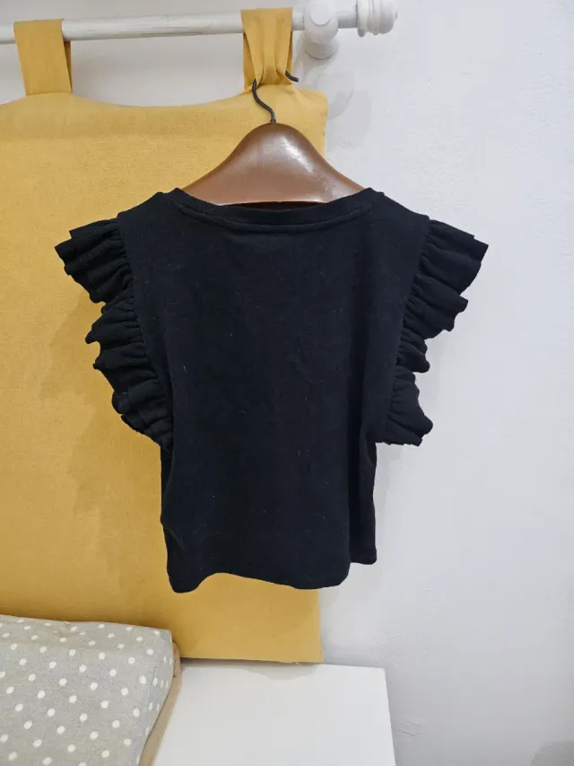 Camiseta negra con volantes