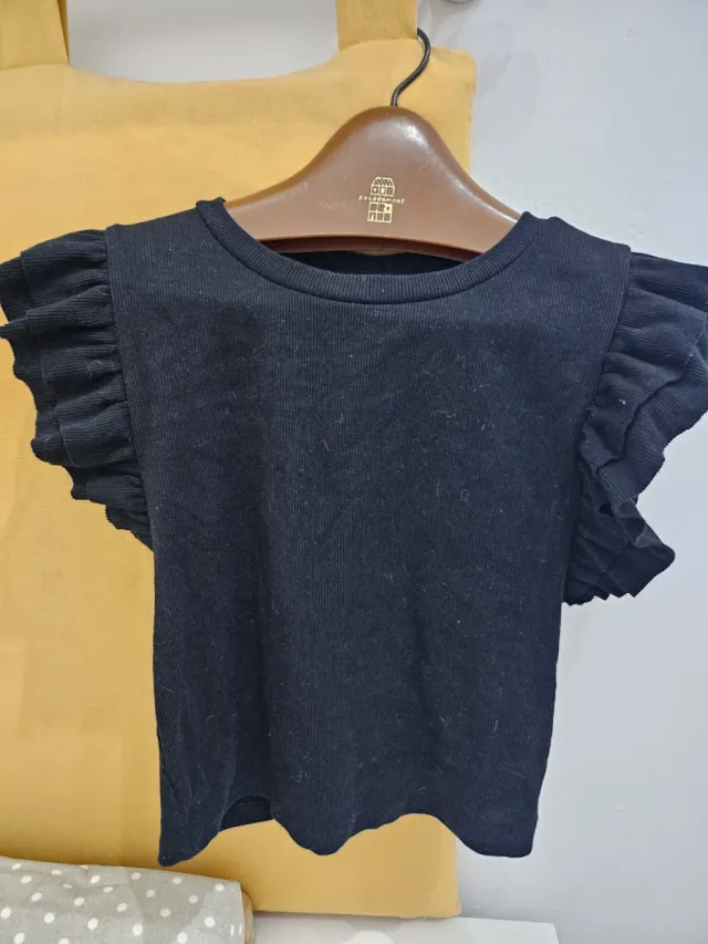 Camiseta negra con volantes