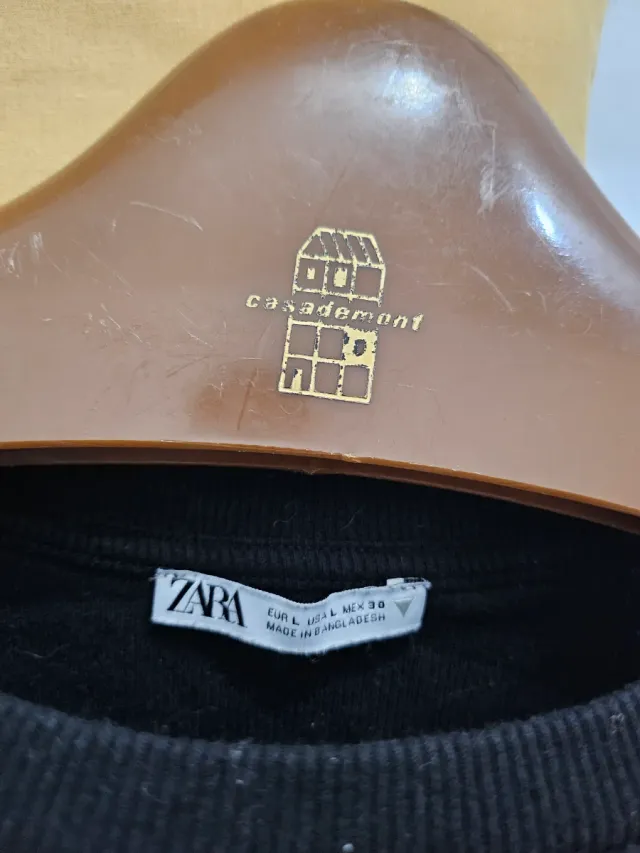 Camiseta negra con volantes