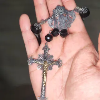 Rosario antiguo de cuentas negras