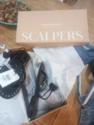 Sandalias Scalpers negras tachuelas talla 36