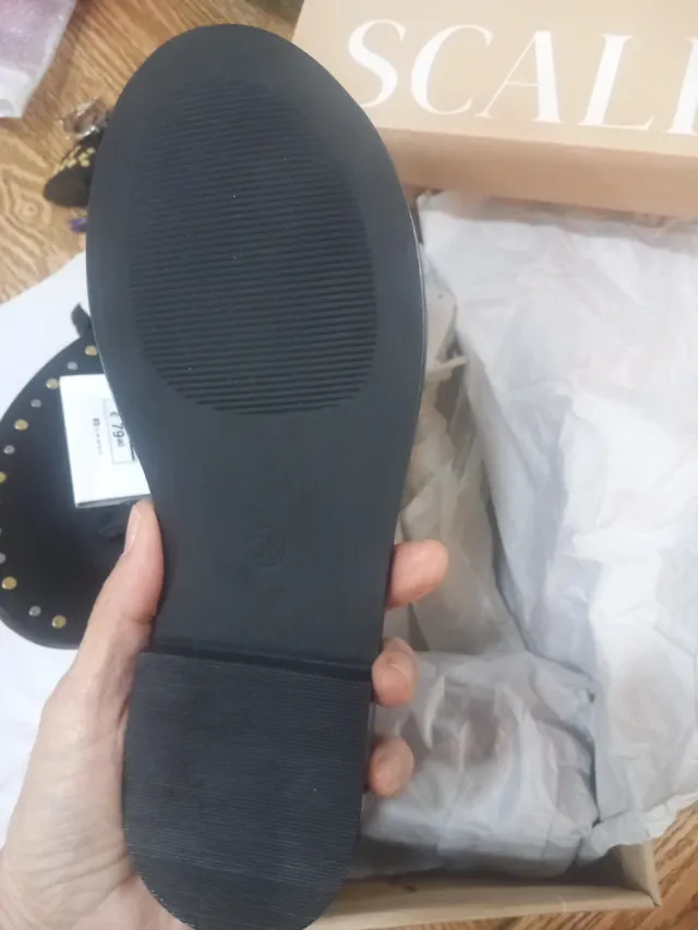 Sandalias Scalpers negras tachuelas talla 36