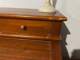 Scrivania in legno con piano arrotolabile