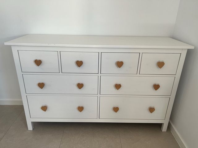 Cómoda blanca con tiradores de corazón