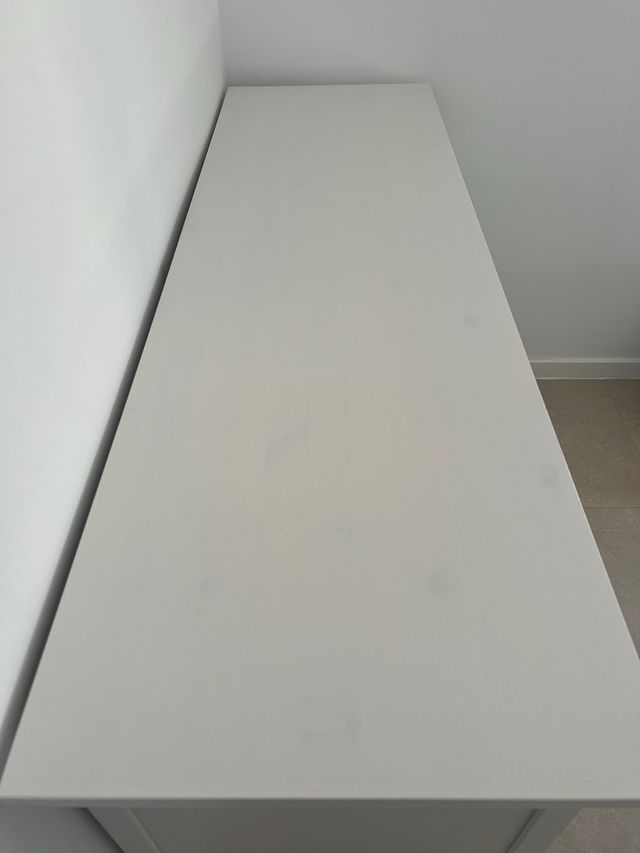 Cómoda blanca con tiradores de corazón